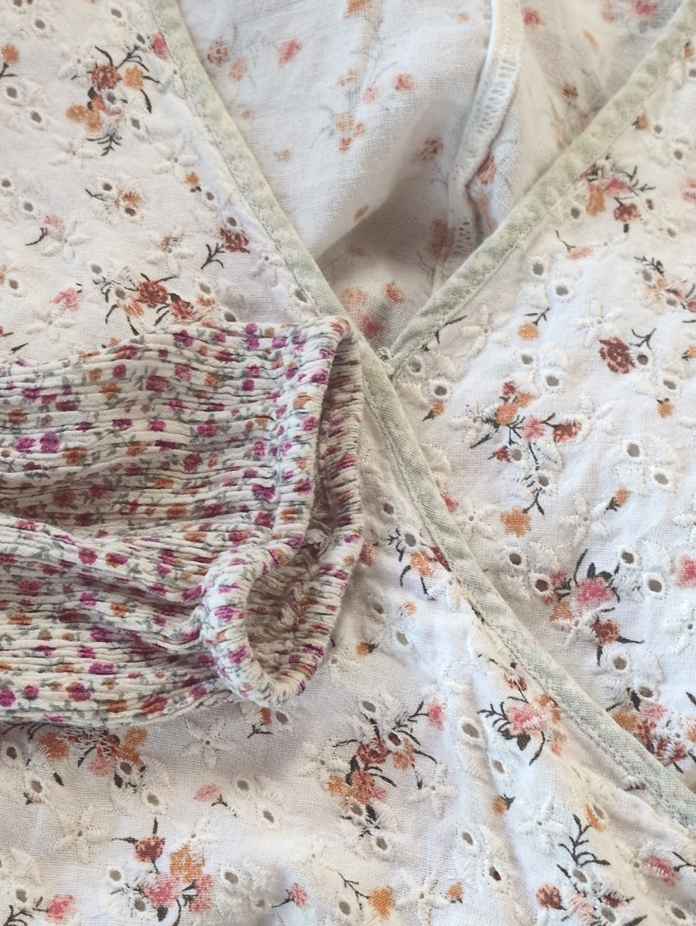 American Eagle Floral Eyelet Long-Sleeve V-Neck Embroidered Crop Top Size Medium - Picture 5 of 9
